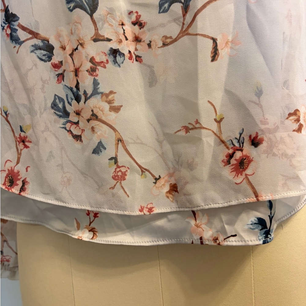 💥 Gorgeous WHBM Floral Blouse with Fitted Neckline - Picture 4 of 10